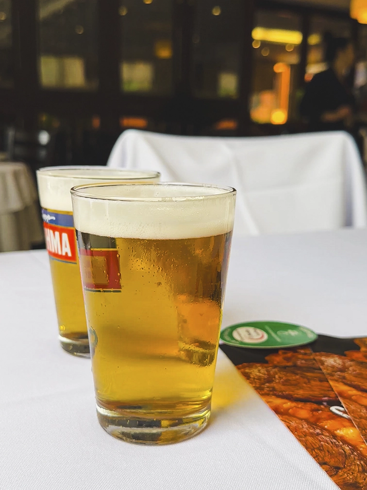 Bebidas sendo servidas na churrascaria Novilho de Prata