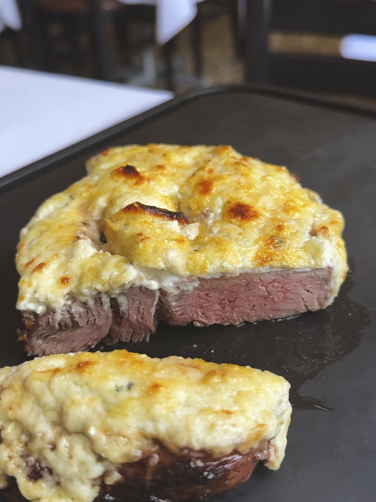 Bife sendo grelhado na churrascaria Novilho de Prata