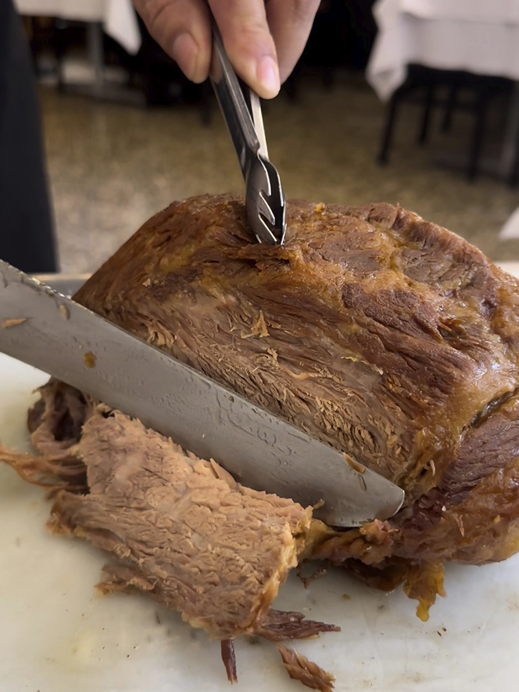 Corte de carne assada na churrascaria Novilho de Prata