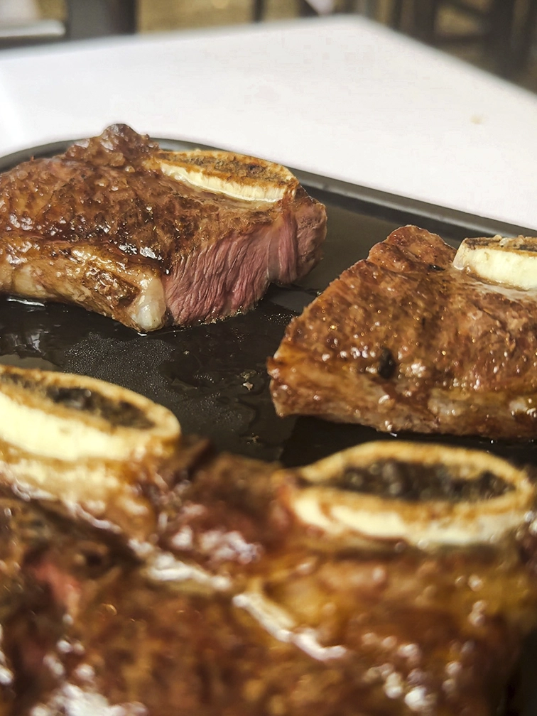 Corte de costela assada na churrascaria Novilho de Prata