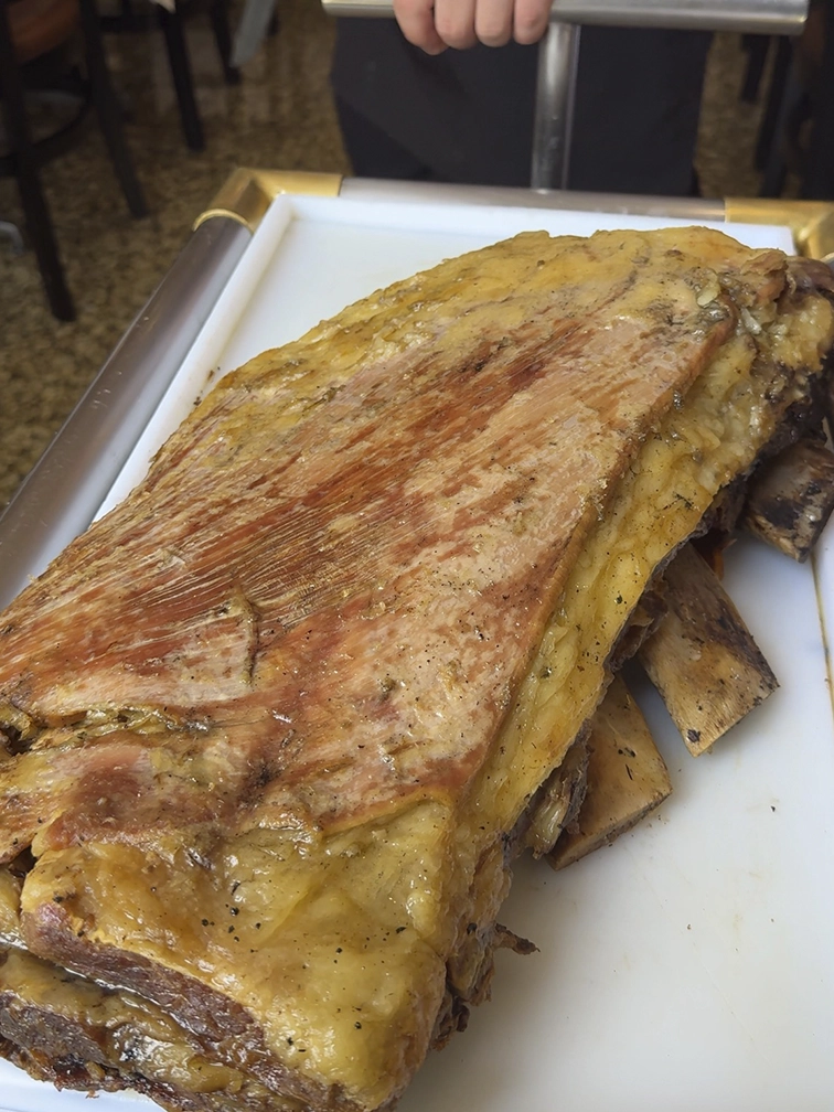 Costela assada na churrascaria Novilho de Prata