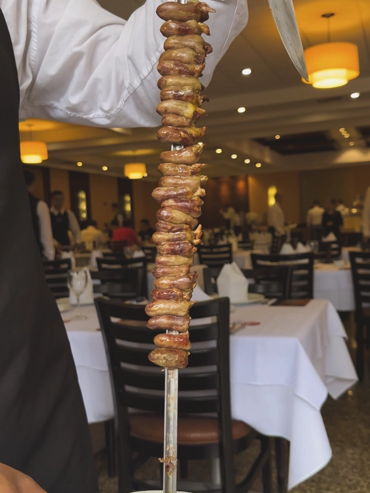 Linguiça no espeto sendo servida na Churrascaria Novilho de Prata
