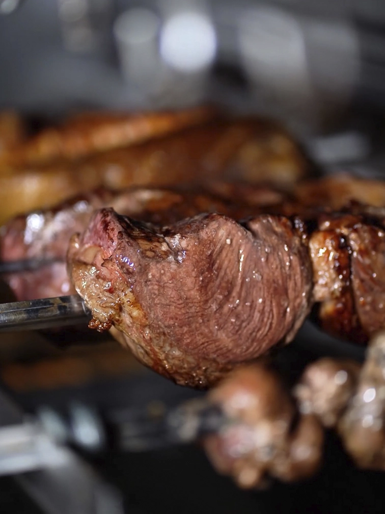 Picanha no espeto sendo servida na Churrascaria Novilho de Prata